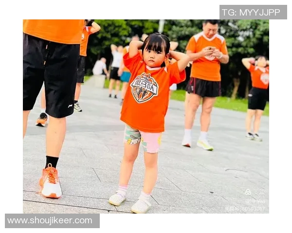 足球明星与萌娃亲密互动温馨合影展现童趣与运动魅力的完美结合