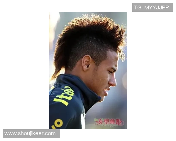 灰色头发的足球明星男士展现成熟魅力与非凡技艺的完美结合